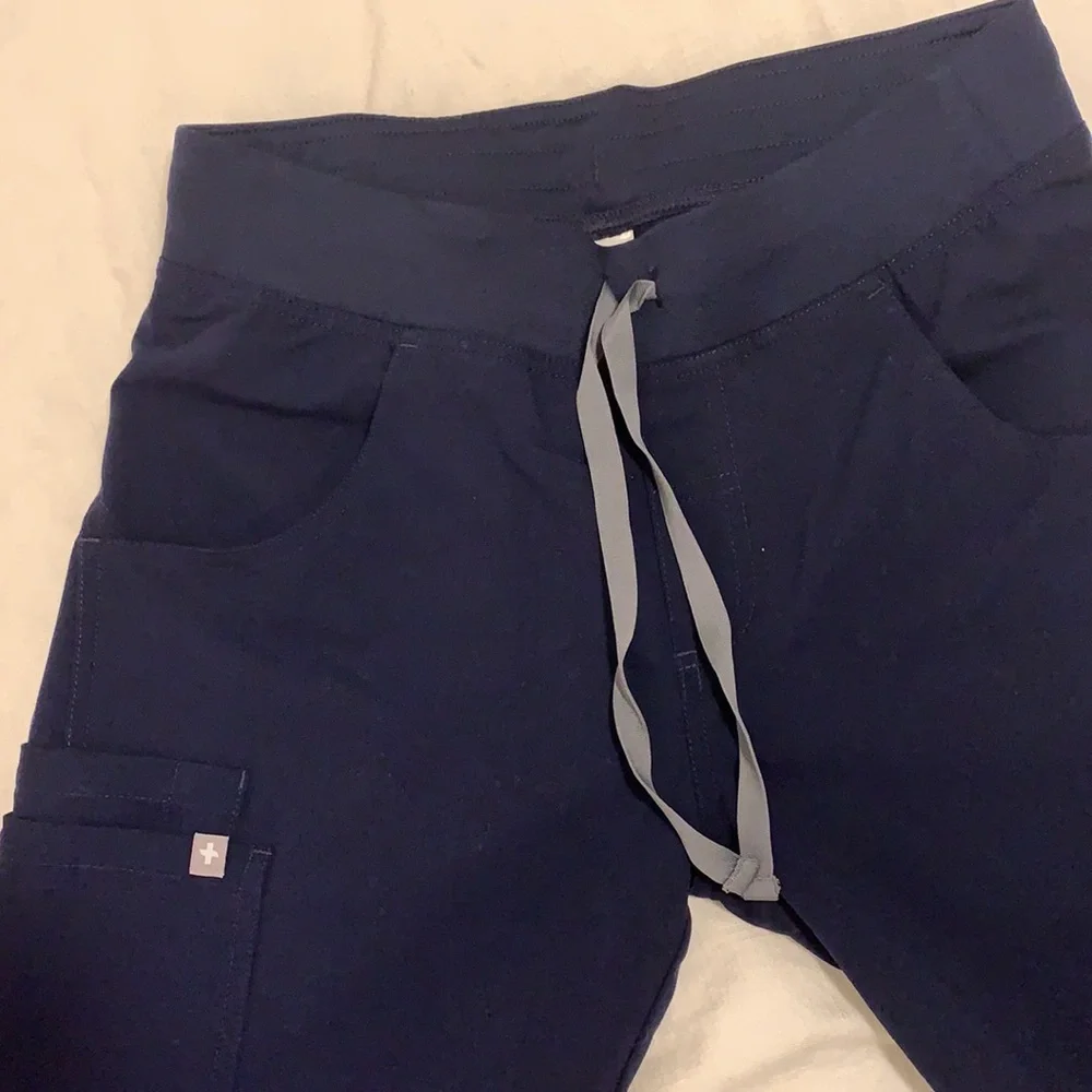 NWOT navy Figs set. Top XS (two pocket style) pants XS T (Kade cargo style) - Picture 5 of 6